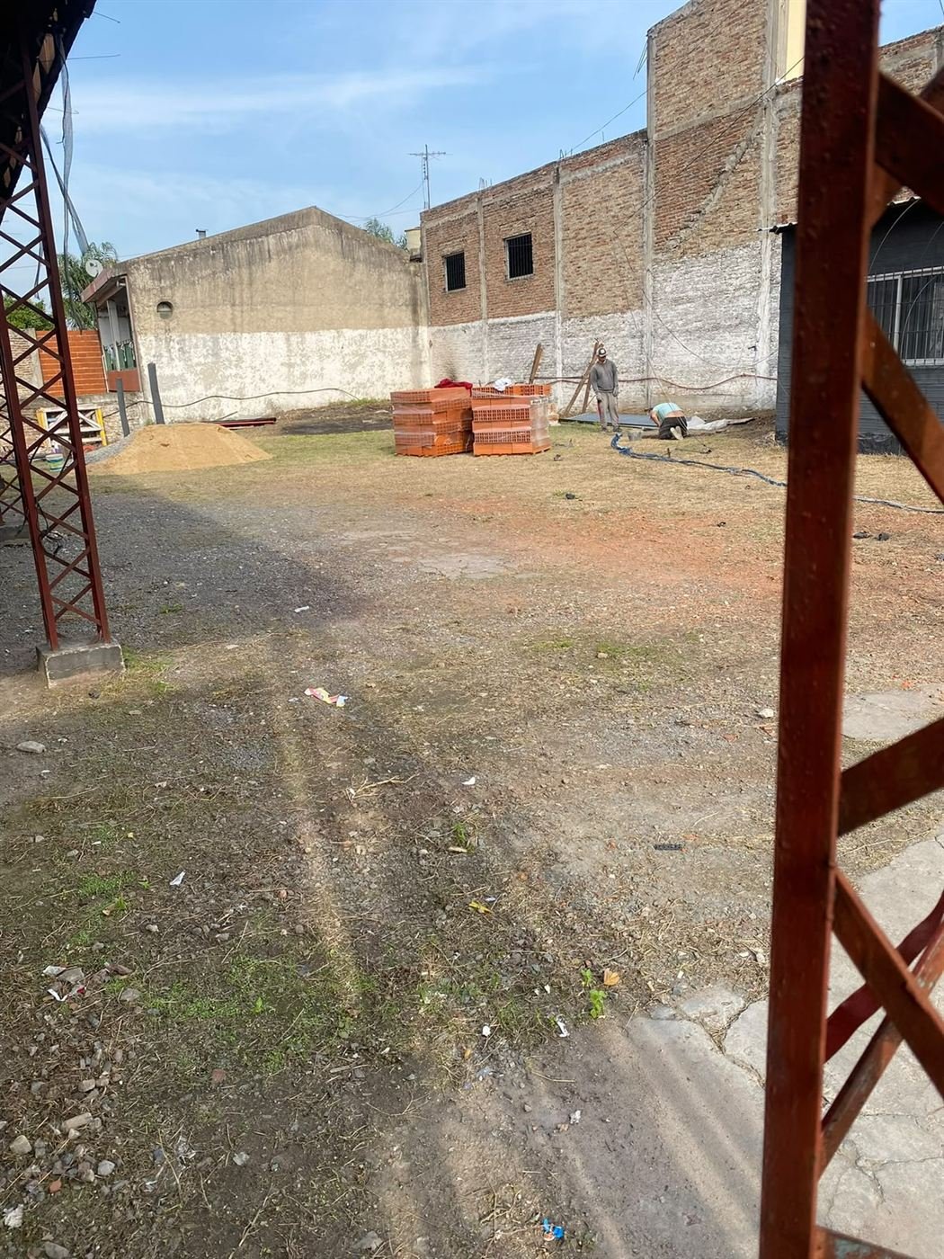 Terreno de tierra con una estructura de hierro, antes de construir la agencia