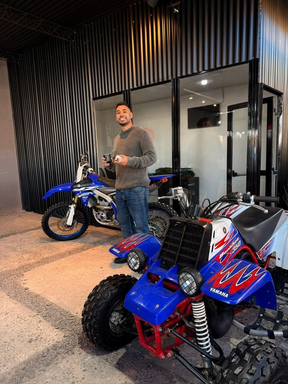 Nacho con motos y cuatriciclos en la agencia
