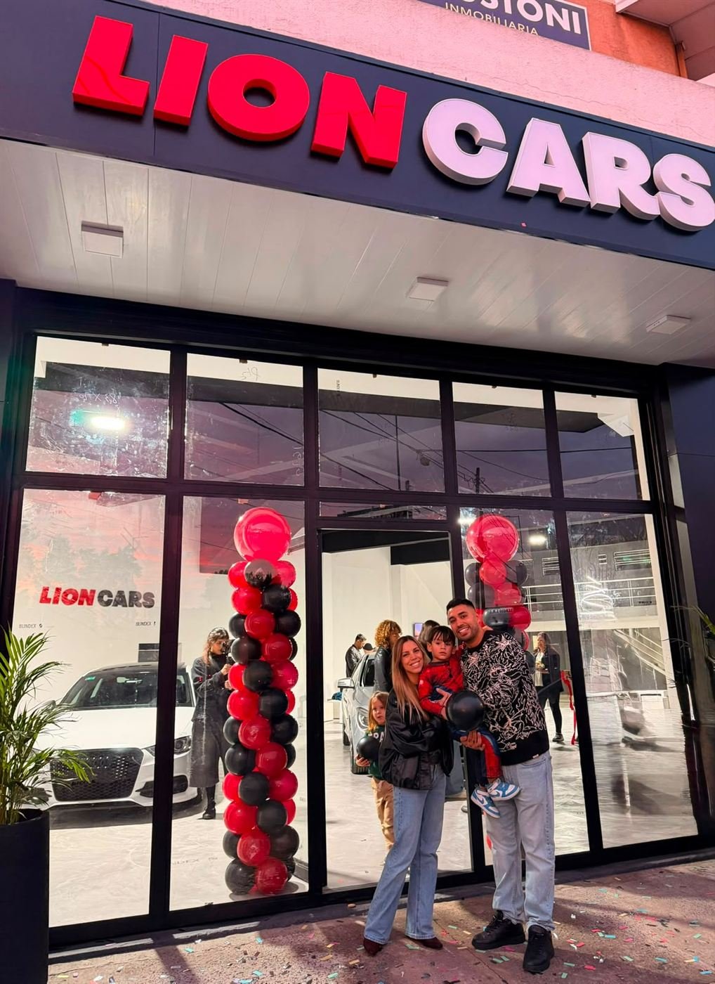 Nacho con su familia en la inauguración de la nueva agencia