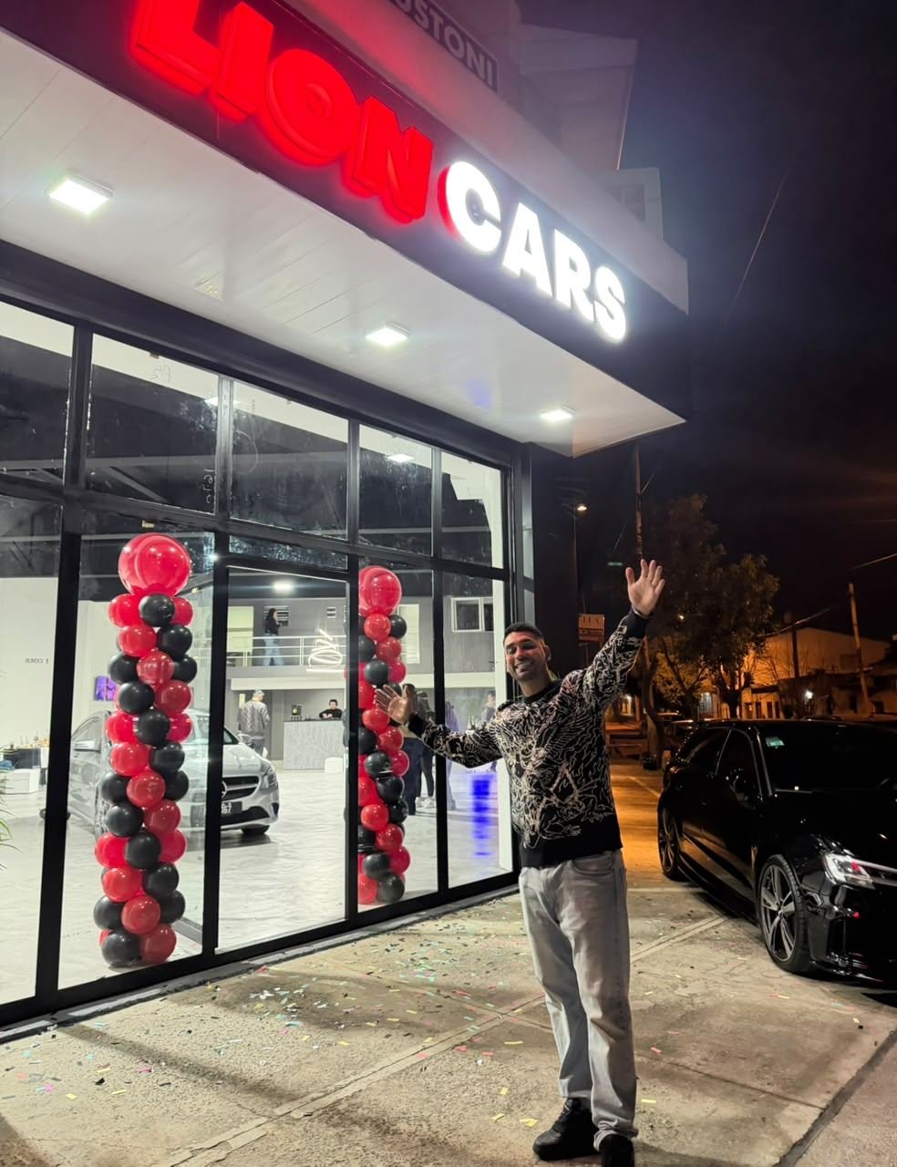 La nueva agencia iluminada de noche durante la inauguración