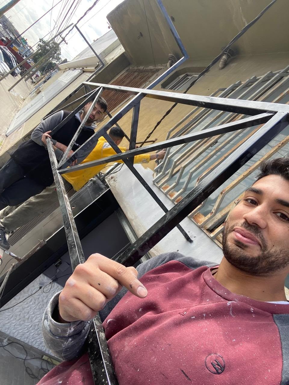 Nacho armando la estructura metálica del local