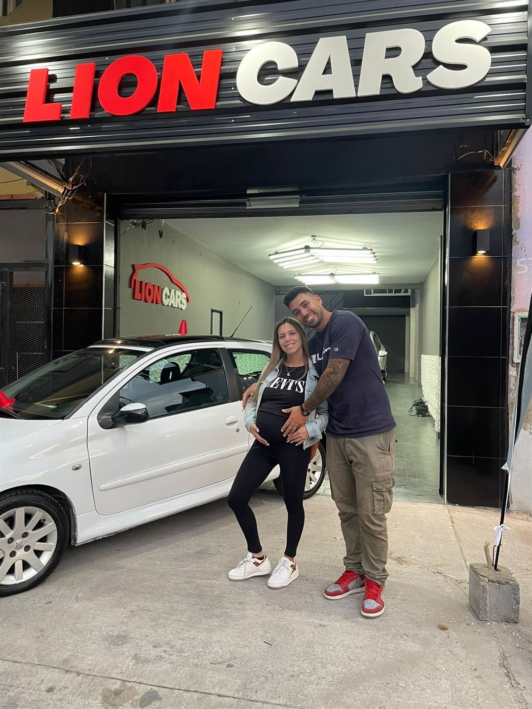 Nacho y su pareja frente a la primera agencia Lion Cars ya terminada