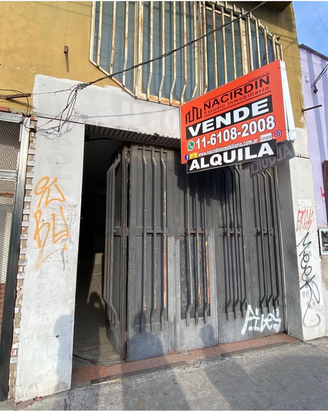 El local de la primera agencia, todavía con el cartel de se alquila