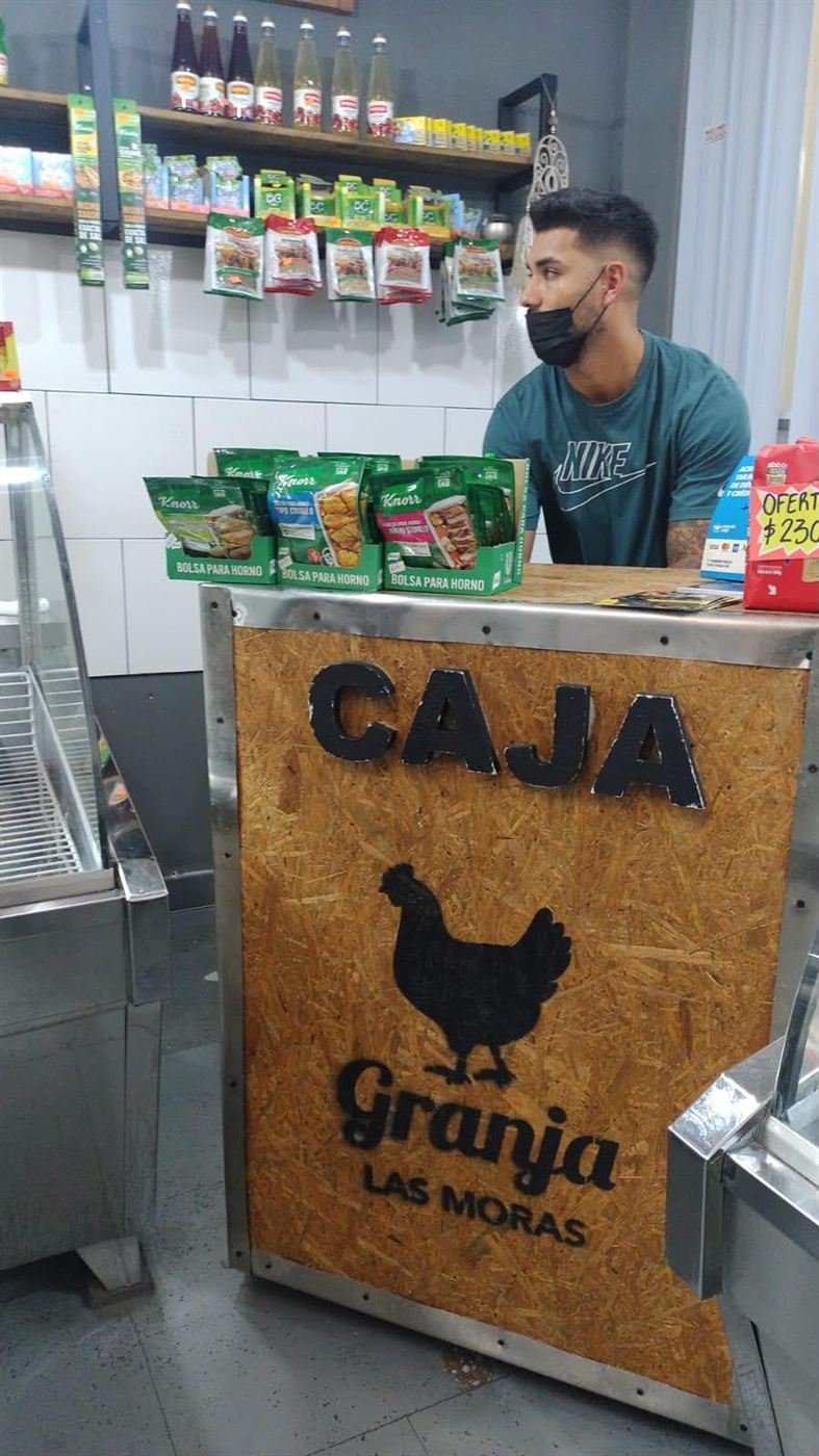 Nacho atendiendo la caja de un comercio
