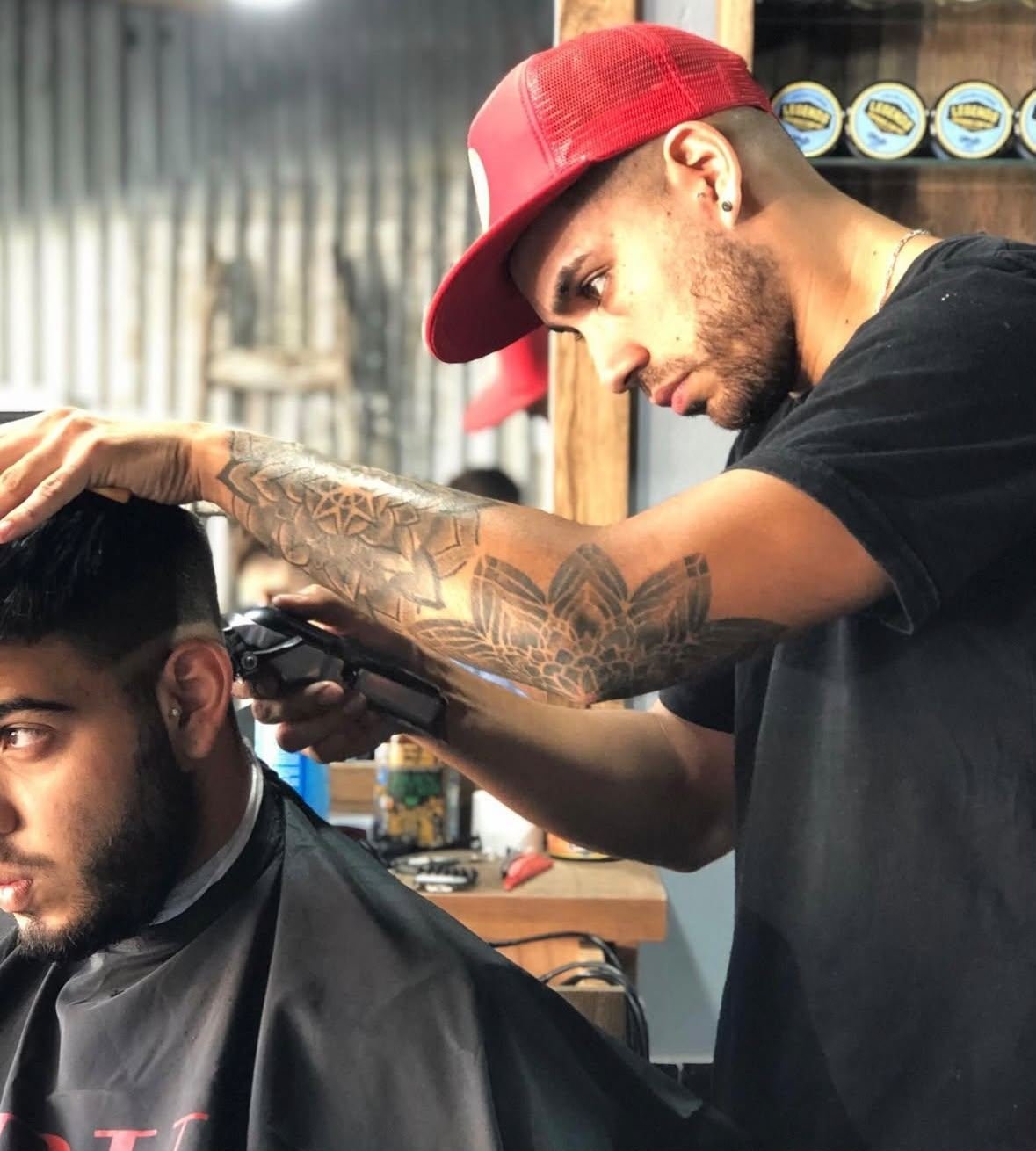Nacho trabajando de barbero, cortando el pelo a un cliente