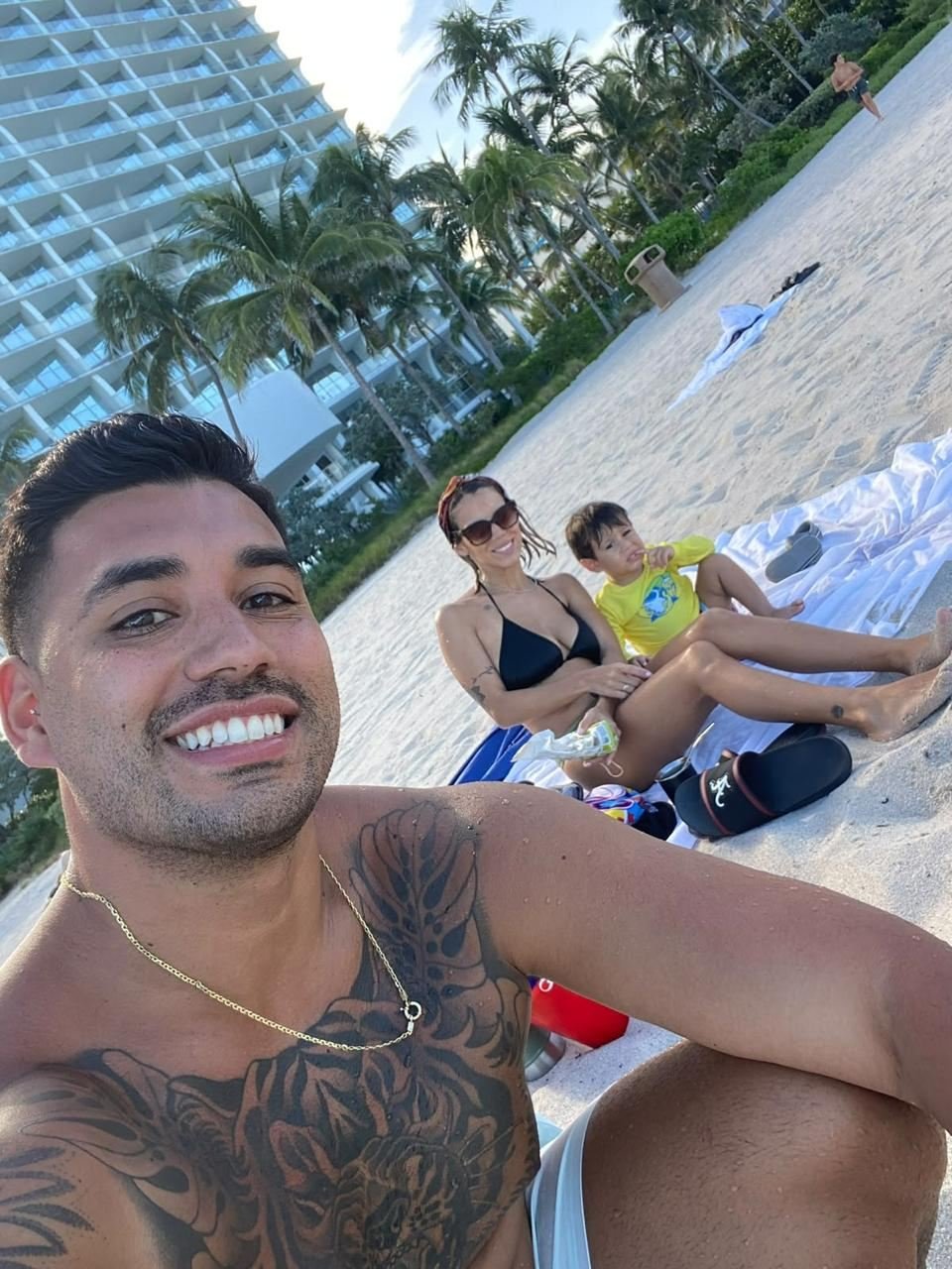 Nacho sonriendo en la playa con su familia